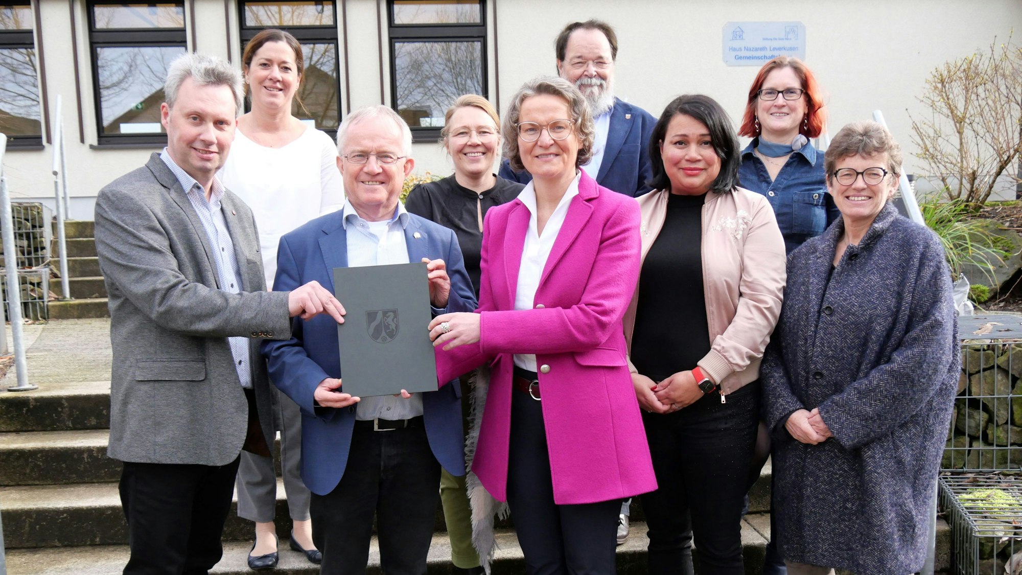 Landesministerin Ina Scharrenbach überreichte dem Haus Nazareth einen Förderbescheid für den Wiederaufbau nach der Flutkatastrophe 2021.