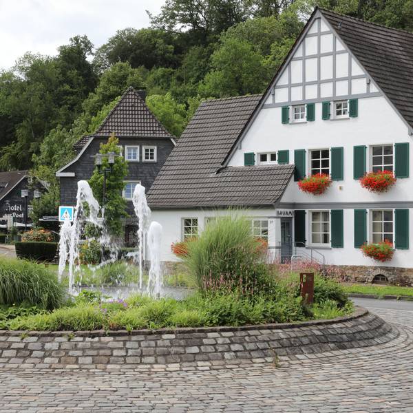 Kreisverkehr mit Springbrunnen, im Hintergrund Fachwerkhäuser