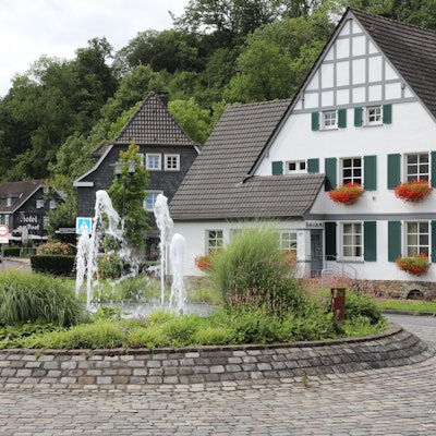 Kreisverkehr mit Springbrunnen, im Hintergrund Fachwerkhäuser