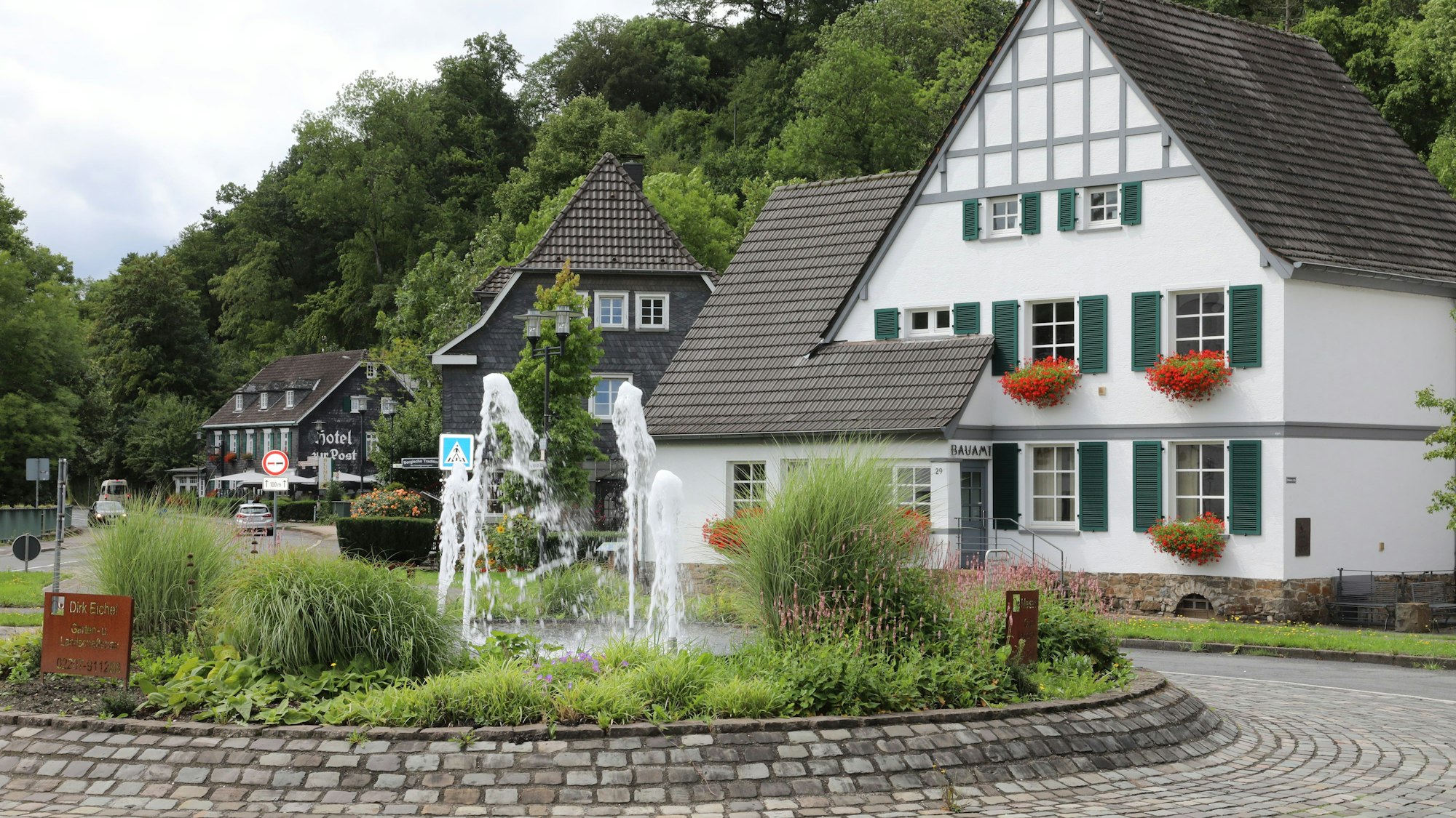Kreisverkehr mit Springbrunnen, im Hintergrund Fachwerkhäuser