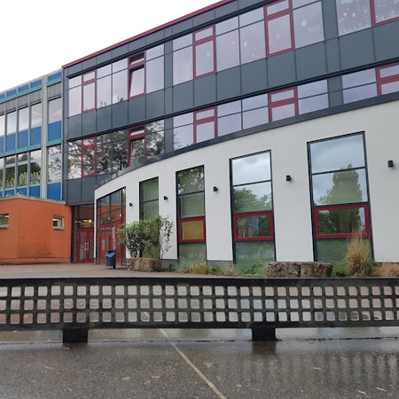 Die Bodelschwingh-Schule in Alt-Hürth mit dem Schulhof.