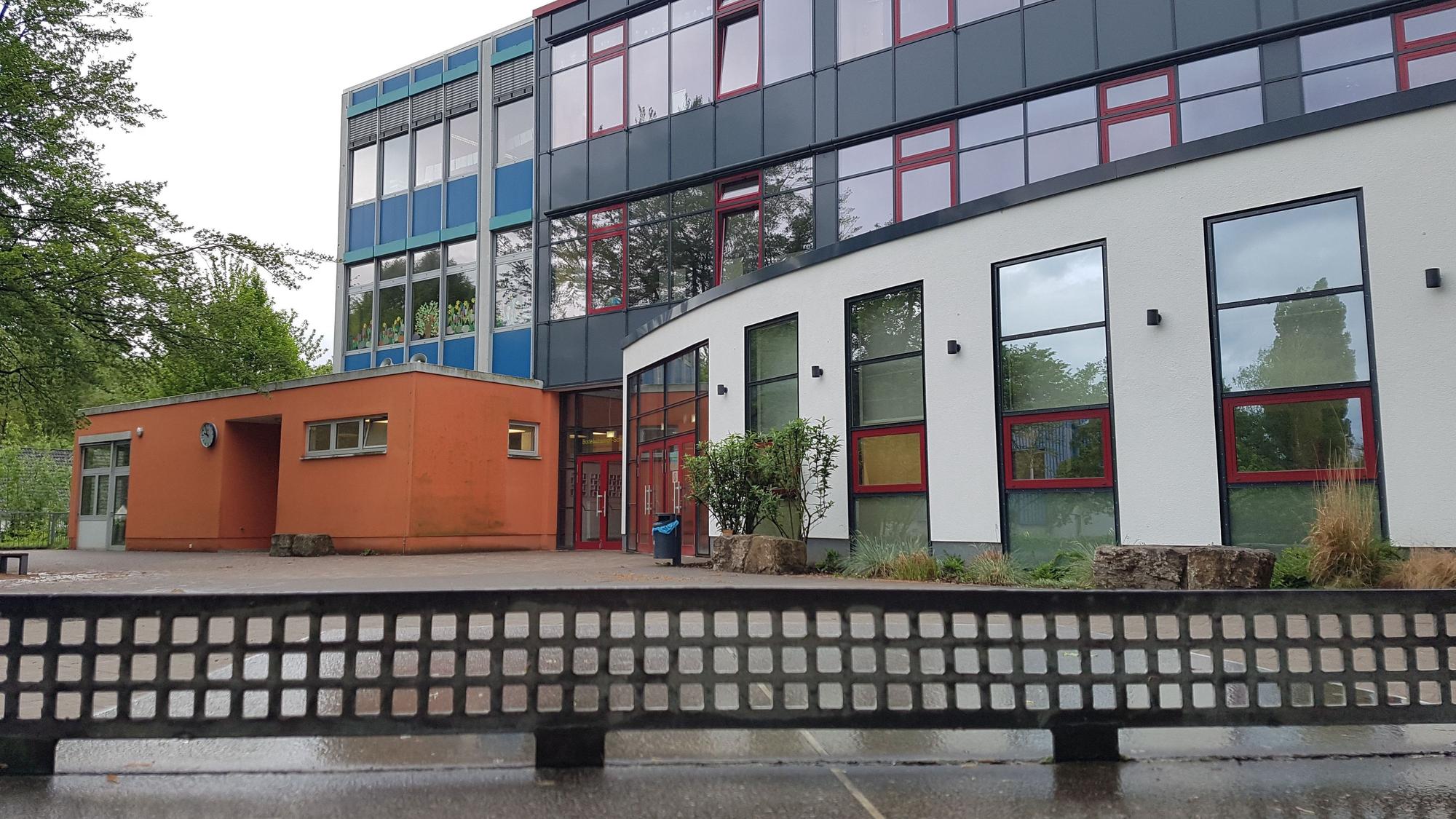 Die Bodelschwingh-Schule in Alt-Hürth mit dem Schulhof.