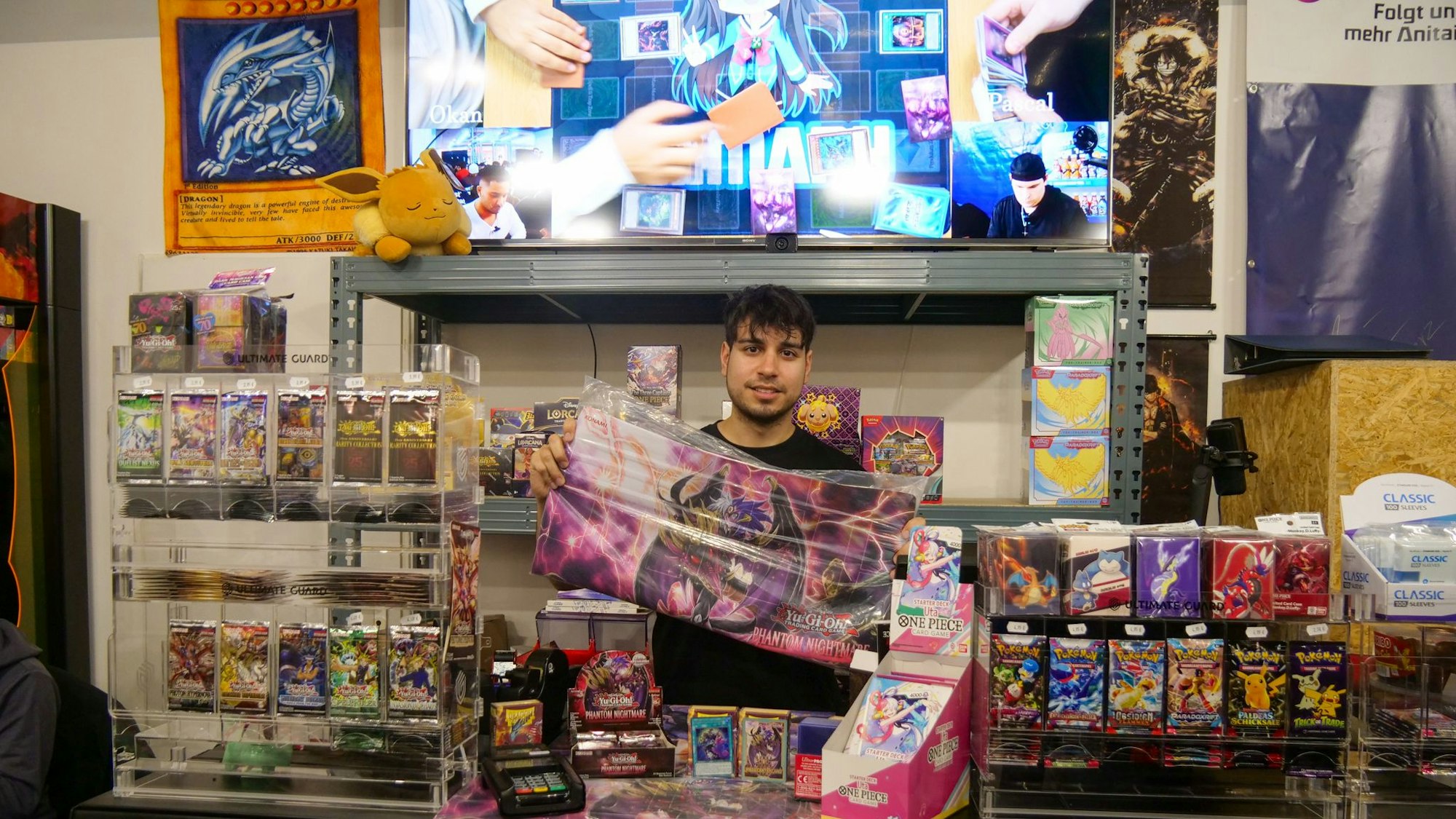 Ein junger Mann hinter der Theke seines Ladens.