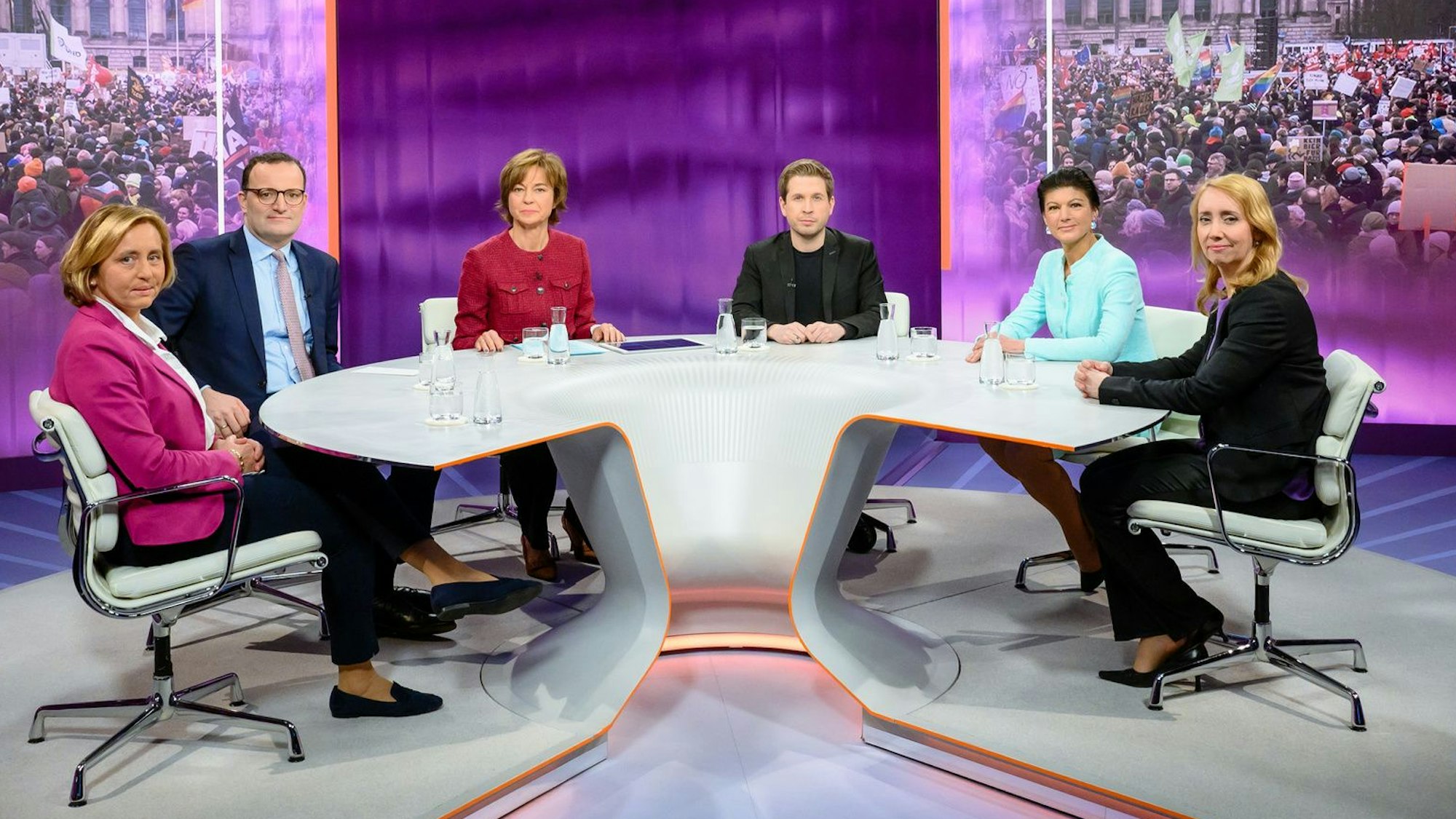 Die Diskussionsteilnehmer bei „Maybrit Illner“: Beatrix von Storch, Jens Spahn, Maybrit Illner, Kevin Kühnert, Sahra Wagenknecht und Melanie Amann (v. l. n. r.)