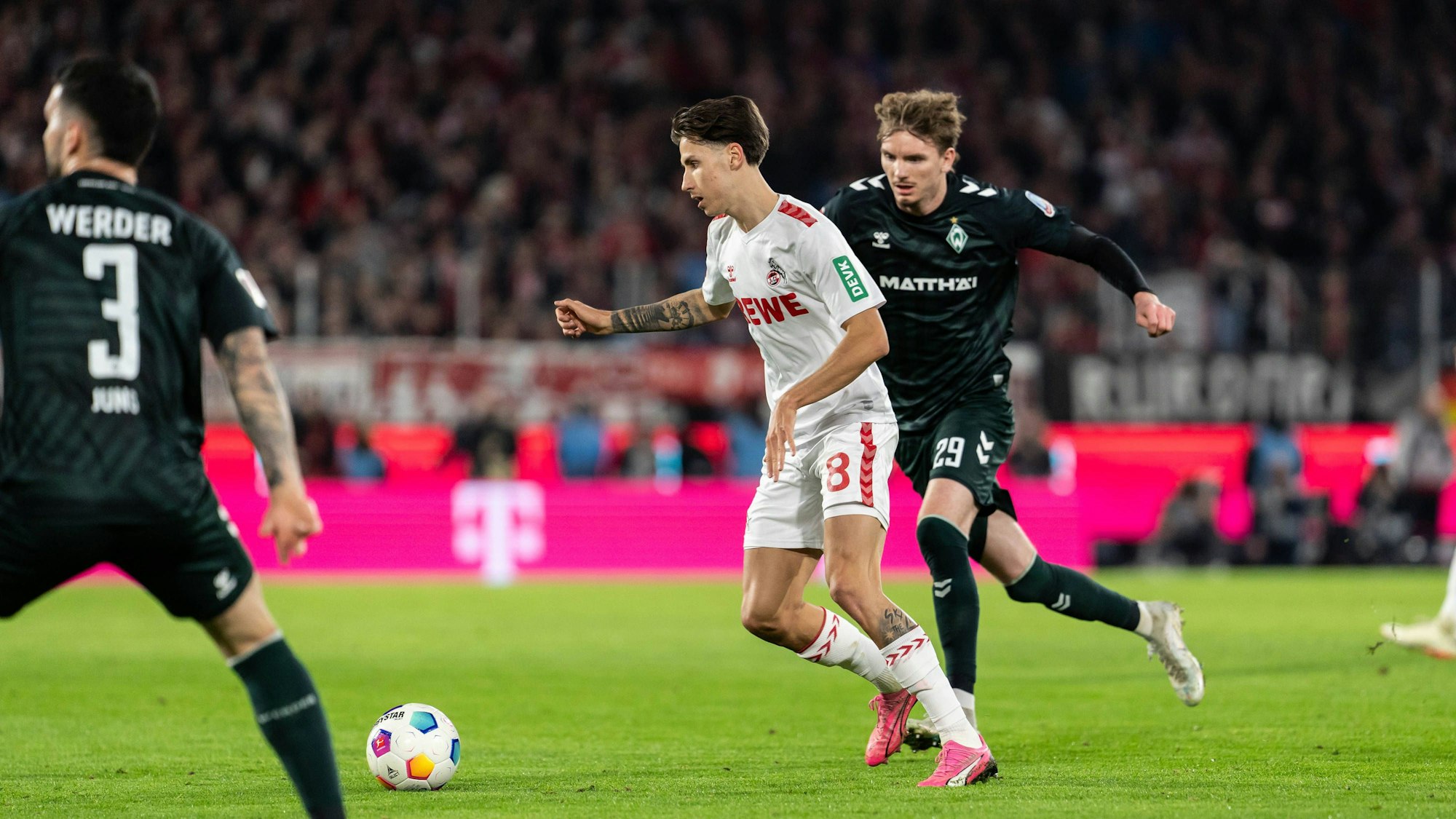 Huseinbasic vor Woltemade am Ball