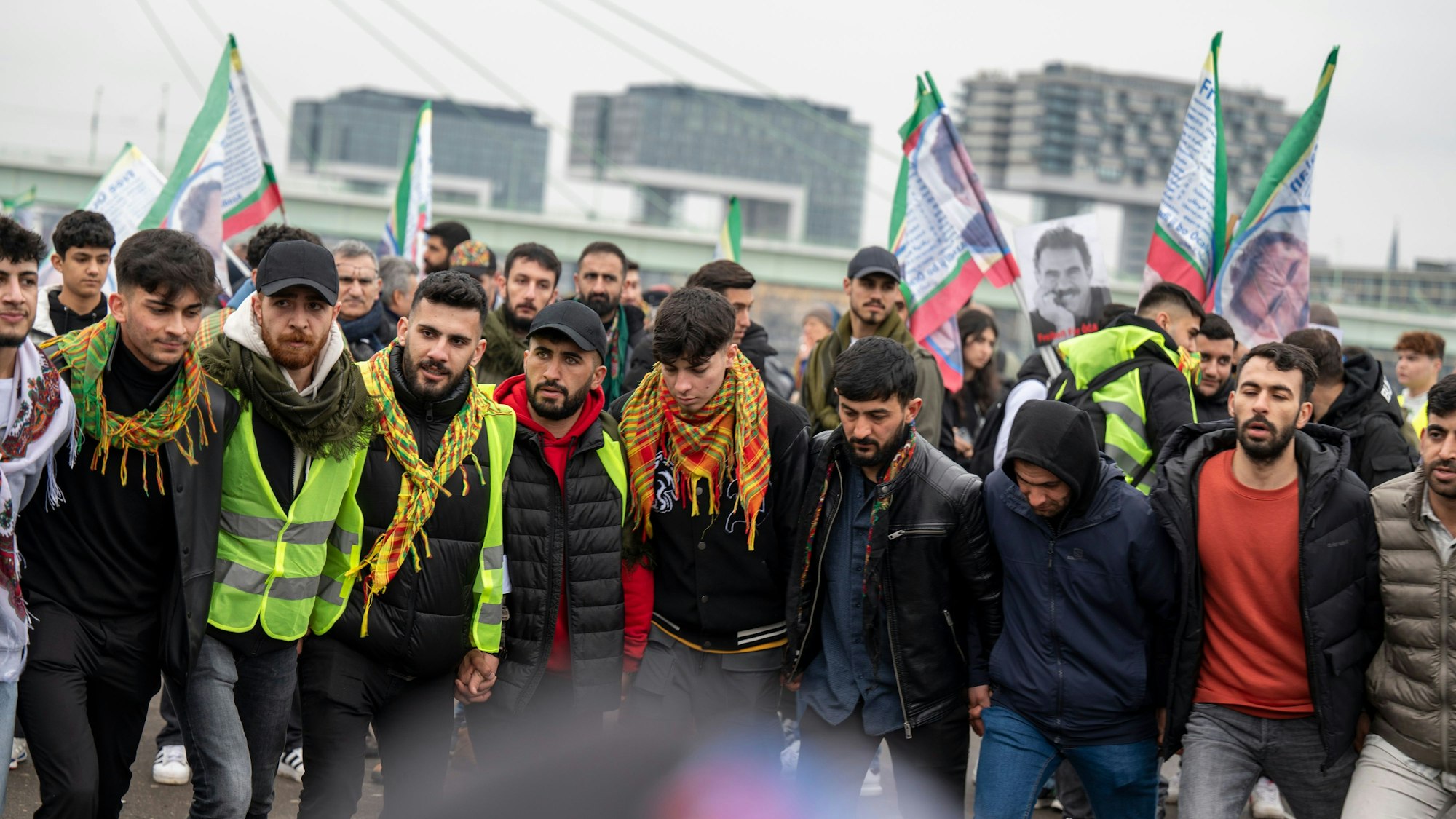 Auf der Deutzer Werft protestieren tausende Kurden, auch mit Porträts von Abdullah Öcalan.