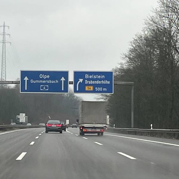 Schilder weisen den Verkehrsteilnehmern auf der A4 den Weg.