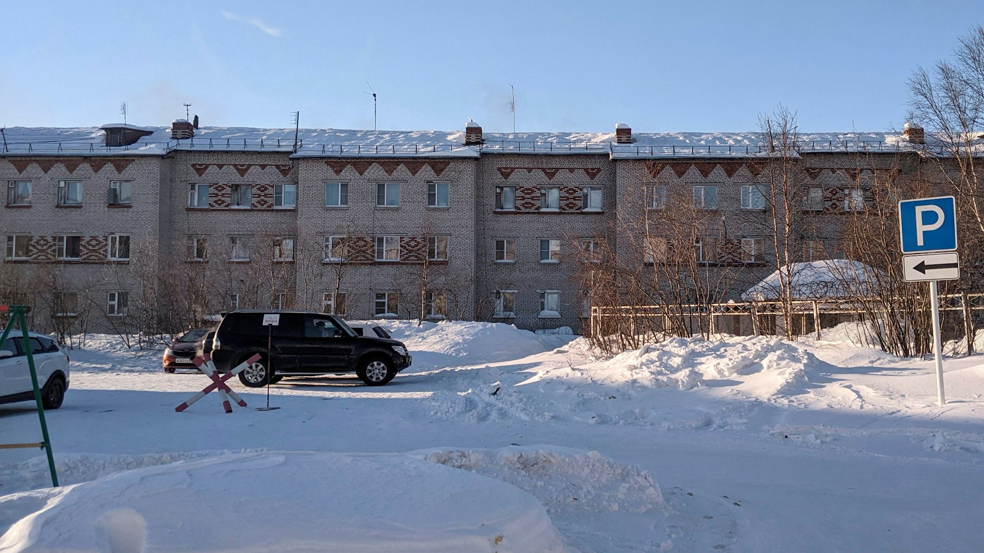 Charp: Ein Auto mit Ljudmila Nawalnaja, der Mutter des russischen Oppositionsführers Alexej Nawalny, fährt zur Gefängniskolonie in der Region Jamal-Nenzen, etwa 1900 Kilometer nordöstlich von Moskau.