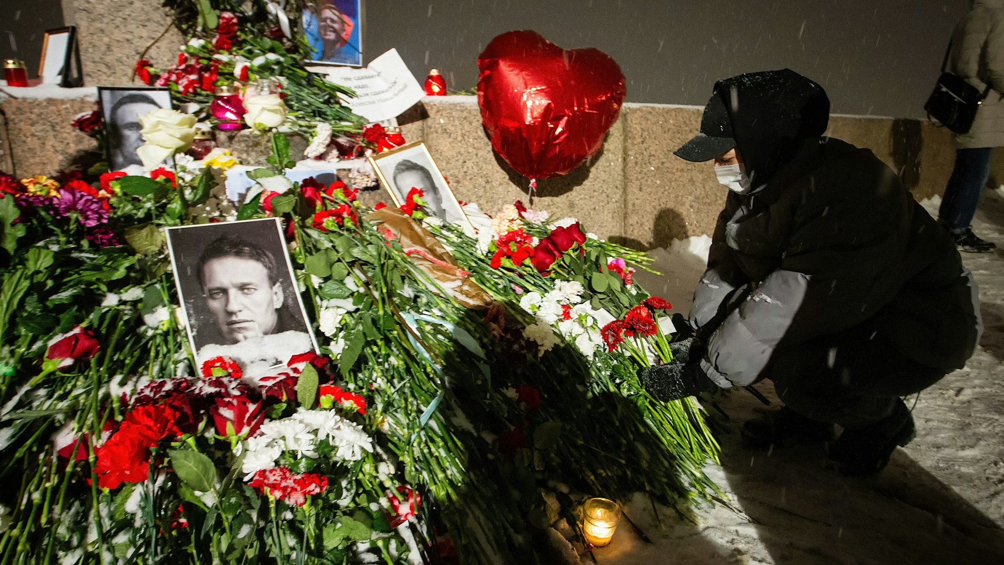 St. Petersburg: Blick auf eine spontane Veranstaltung zum Gedenken an den verstorbenen russischen Oppositionellen Nawalny, die am Denkmal für die Opfer politischer Repressionen am Woskresenskaja-Ufer stattfindet.