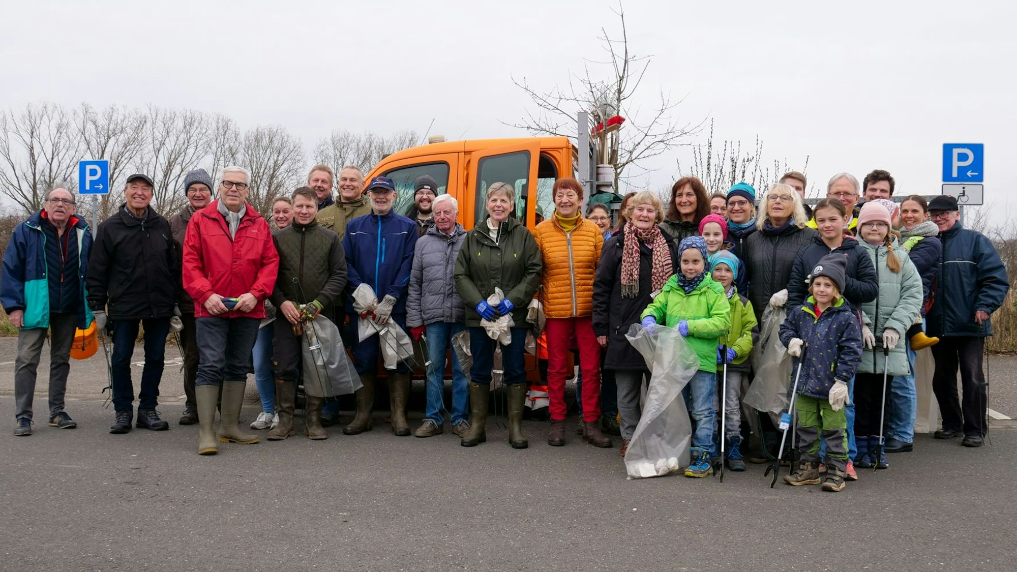 Auf dem Foto sind die Helfer der Müllsammelaktion zu sehen.