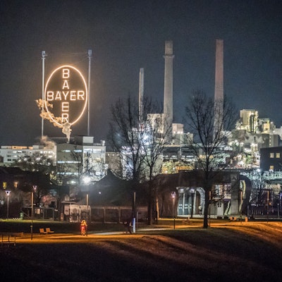 Blick nach Wiesdorf mit Bayerkreuz von der Autobahnbrücke aus. Foto: Ralf Krieger