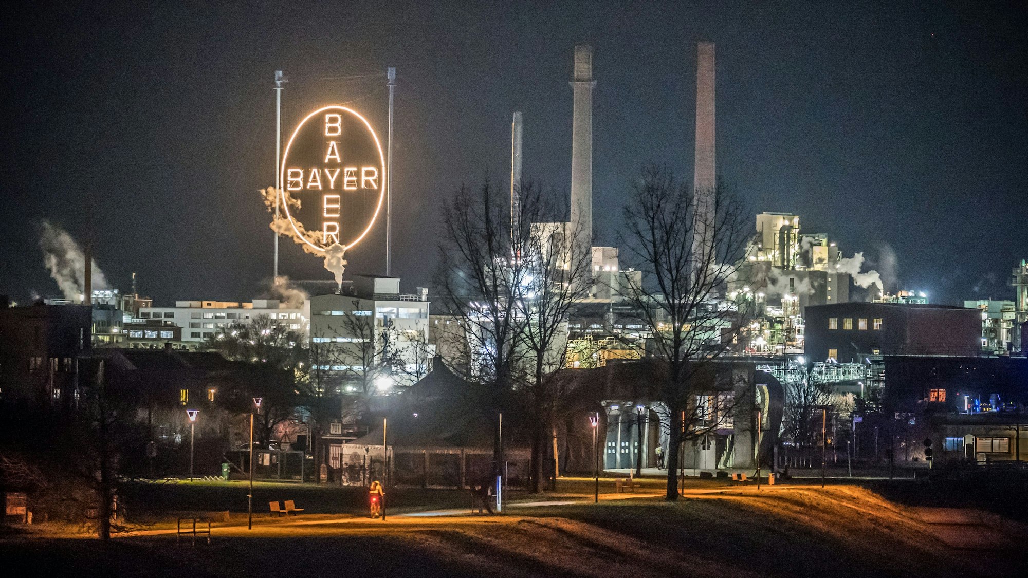 Bild nach Wiesdorf mit Bayerkreuz von der Autobahnbrücke aus. Foto: Ralf Krieger