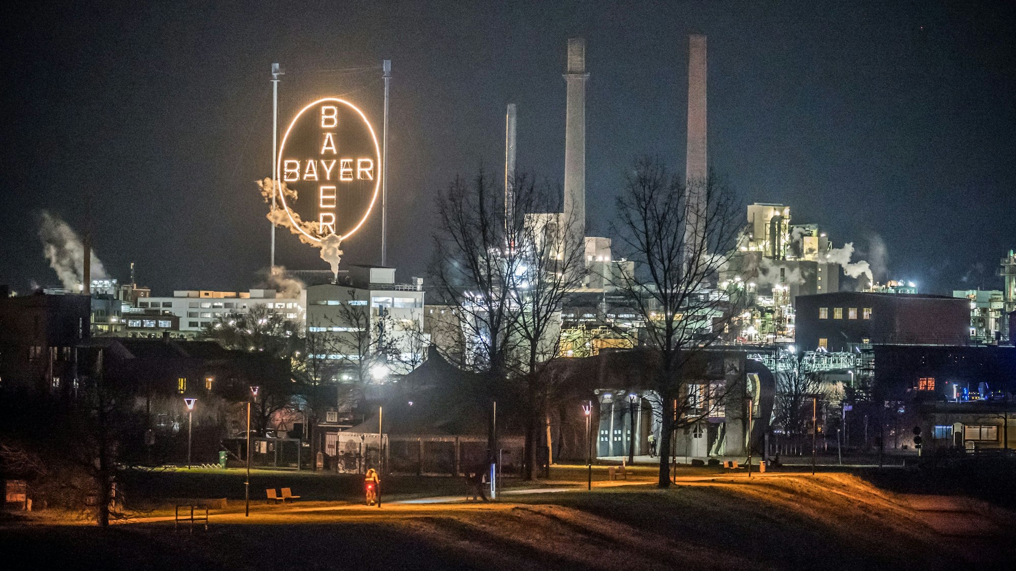 Blick nach Wiesdorf mit Bayerkreuz von der Autobahnbrücke aus.
