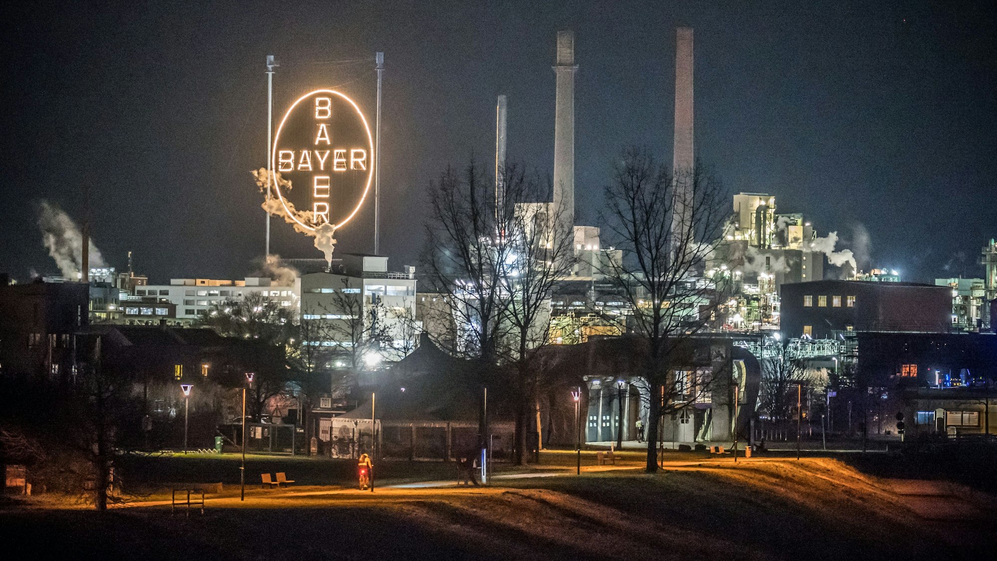 Blick nach Wiesdorf mit Bayerkreuz von der Autobahnbrücke aus. Foto: Ralf Krieger