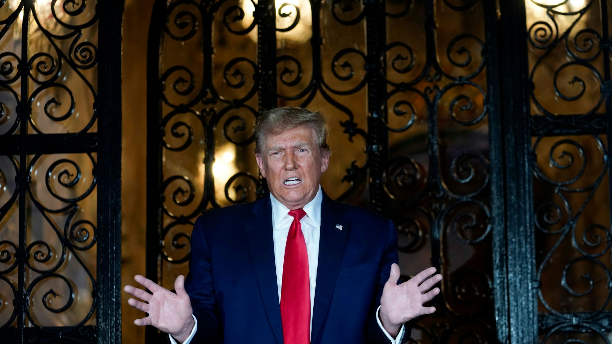 Donald Trump schimpft in seinem Anwesen Mar-a-Lago in Palm Beach, Florida, gegen das New Yorker Urteil.