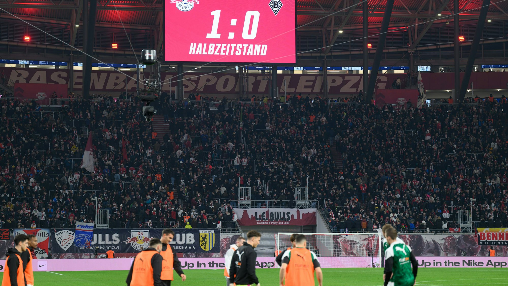 Der Halbzeitstand wird auf einer Anzeigetafel eingeblendet, doch das Ergebnis ist an diesem Tag in Leipzig zweitrangig. Eine Person ist während des Bundesligaspiels gestorben.