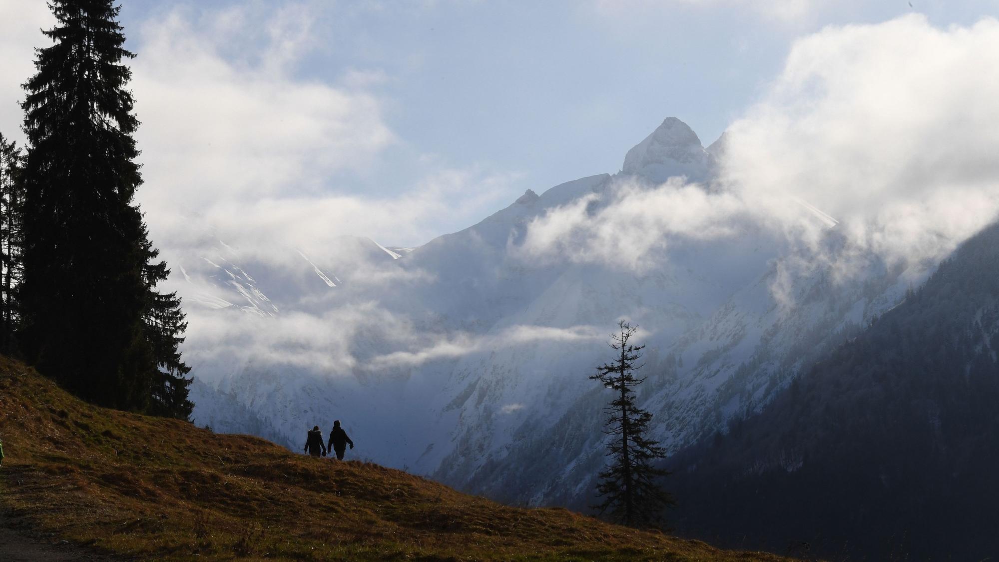 Eine 85-jährige Deutsche ist von einem Wanderweg abgekommen und in die Tiefe gestürzt. Eine Suchaktion endete mit dem Fund der Leiche. (Symbolbild)