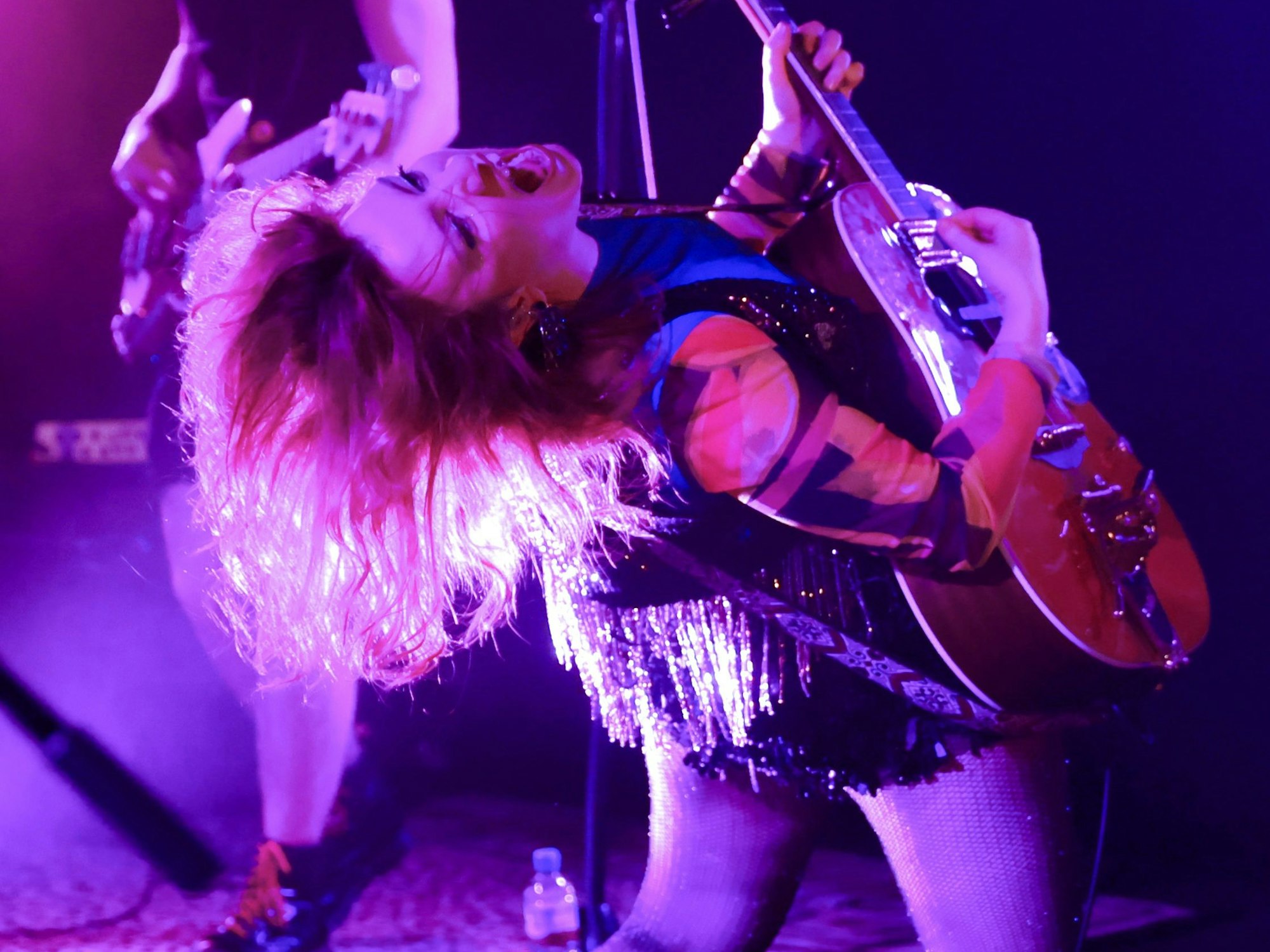 16.02.2024
Köln:
Konzert im Luxor
CMAT, mit vollem Namen Ciara Mary-Alice Thompson (* 1996 in Dublin), ist eine irische Popmusikerin mit gewaltiger Stimme und gilt als aufsteigender Star.
Foto: Martina Goyert