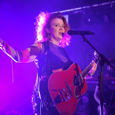 16.02.2024
Köln:
Konzert im Luxor
CMAT, mit vollem Namen Ciara Mary-Alice Thompson (* 1996 in Dublin), ist eine irische Popmusikerin mit gewaltiger Stimme und gilt als aufsteigender Star.
Foto: Martina Goyert