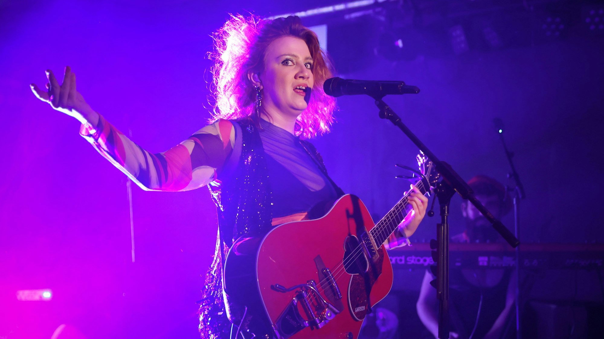 16.02.2024
Köln:
Konzert im Luxor
CMAT, mit vollem Namen Ciara Mary-Alice Thompson (* 1996 in Dublin), ist eine irische Popmusikerin mit gewaltiger Stimme und gilt als aufsteigender Star.
Foto: Martina Goyert