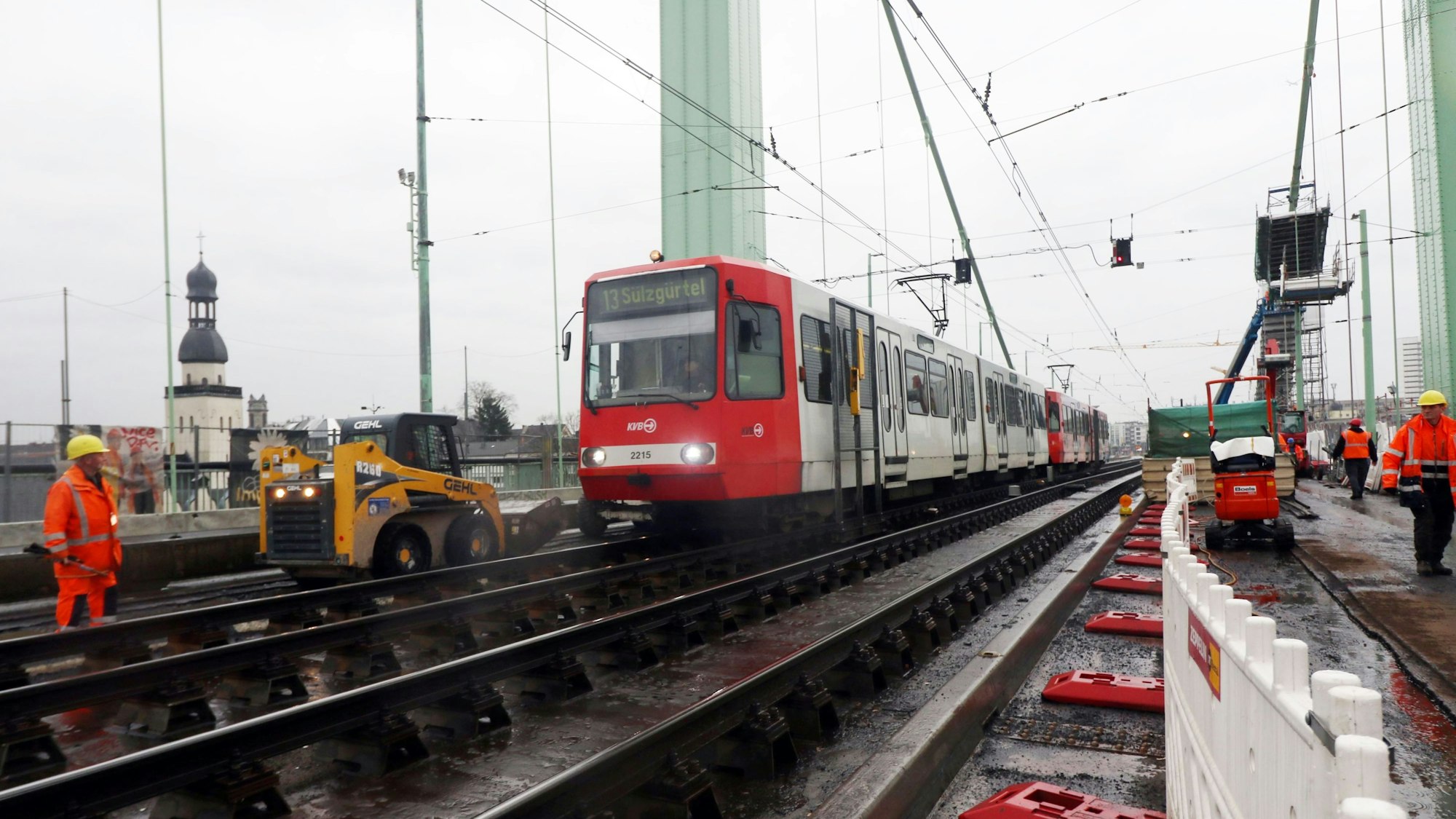 Großbaustelle: Sanierungsarbeiten auf der Mülheimer Brücke.