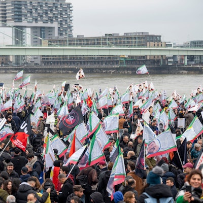 Zahlreiche Menschen versammeln sich am Samstag (17. Februar) zu einer pro-kurdischen Demo an der Deutzer Werft.