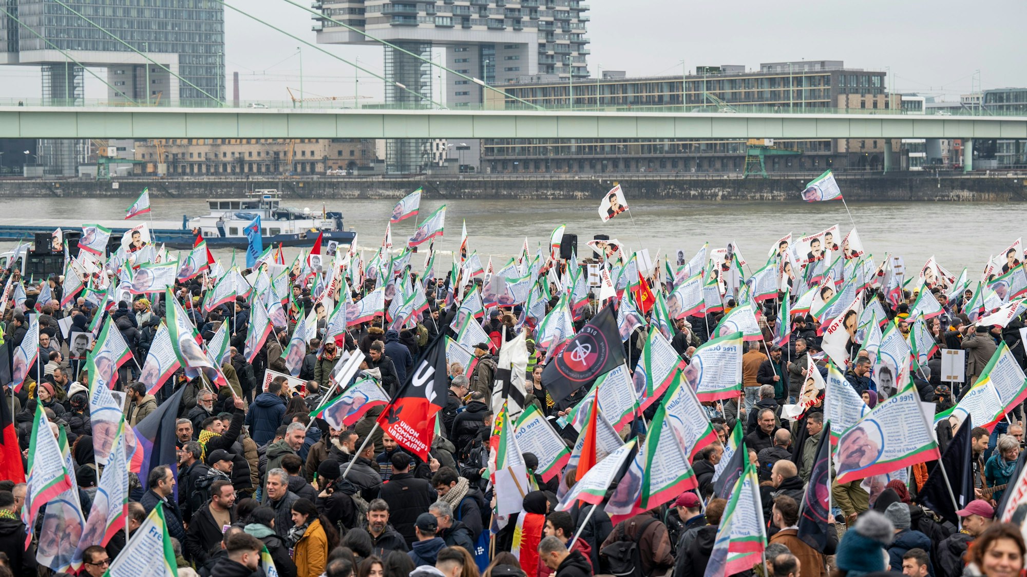 Zahlreiche Menschen versammeln sich am Samstag (17. Februar) zu einer pro-kurdischen Demo an der Deutzer Werft.
