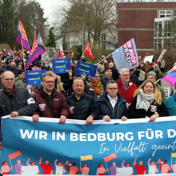 Weit mehr als 1000 Menschen gingen am Samstagmittag in Bedburg fröhlich und friedlich für Demokratie und gegen Rechtsextremismus auf die Straße.