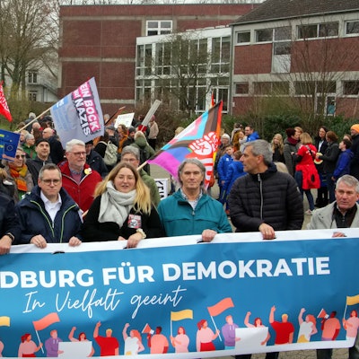 Weit mehr als 1000 Menschen gingen am Samstagmittag in Bedburg fröhlich und friedlich für Demokratie und gegen Rechtsextremismus auf die Straße.