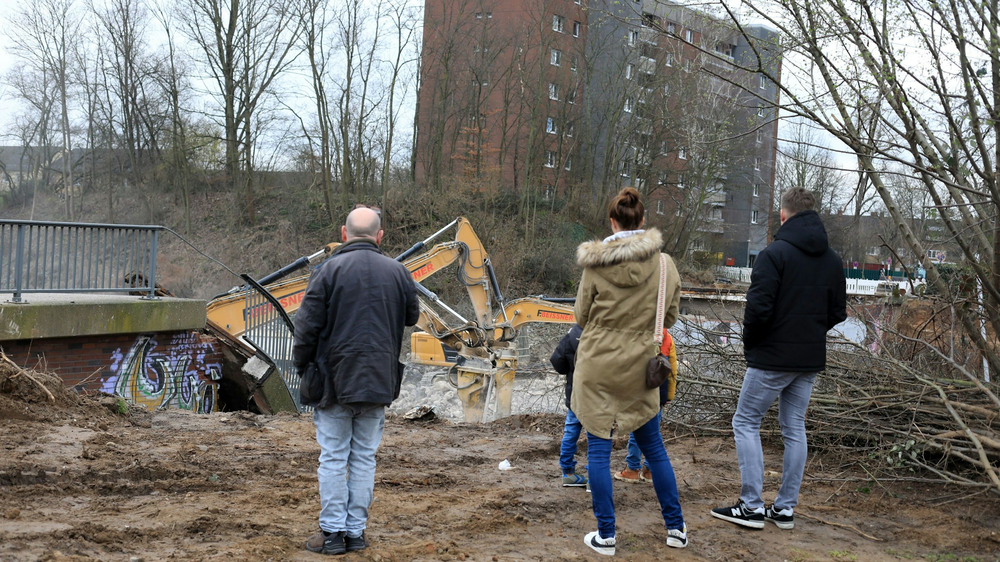 Die Abbrucharbeiten der Brücke Rather Straße über die A559 in Gremberghoven lockt Interessierte an.
