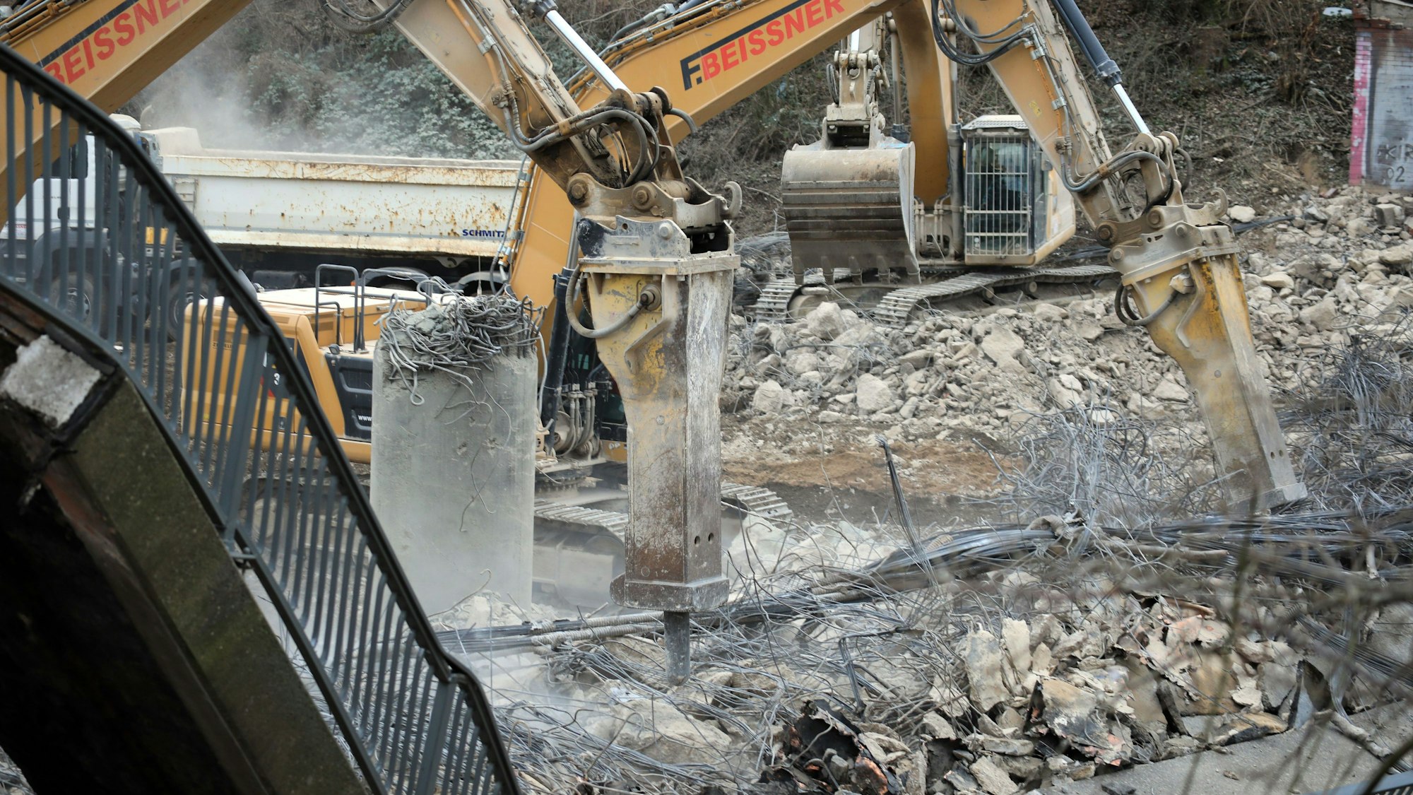 Abbrucharbeiten der Brücke Rather Straße über die A559 in Gremberghoven am Samstag, 17. Februar, 2024.
