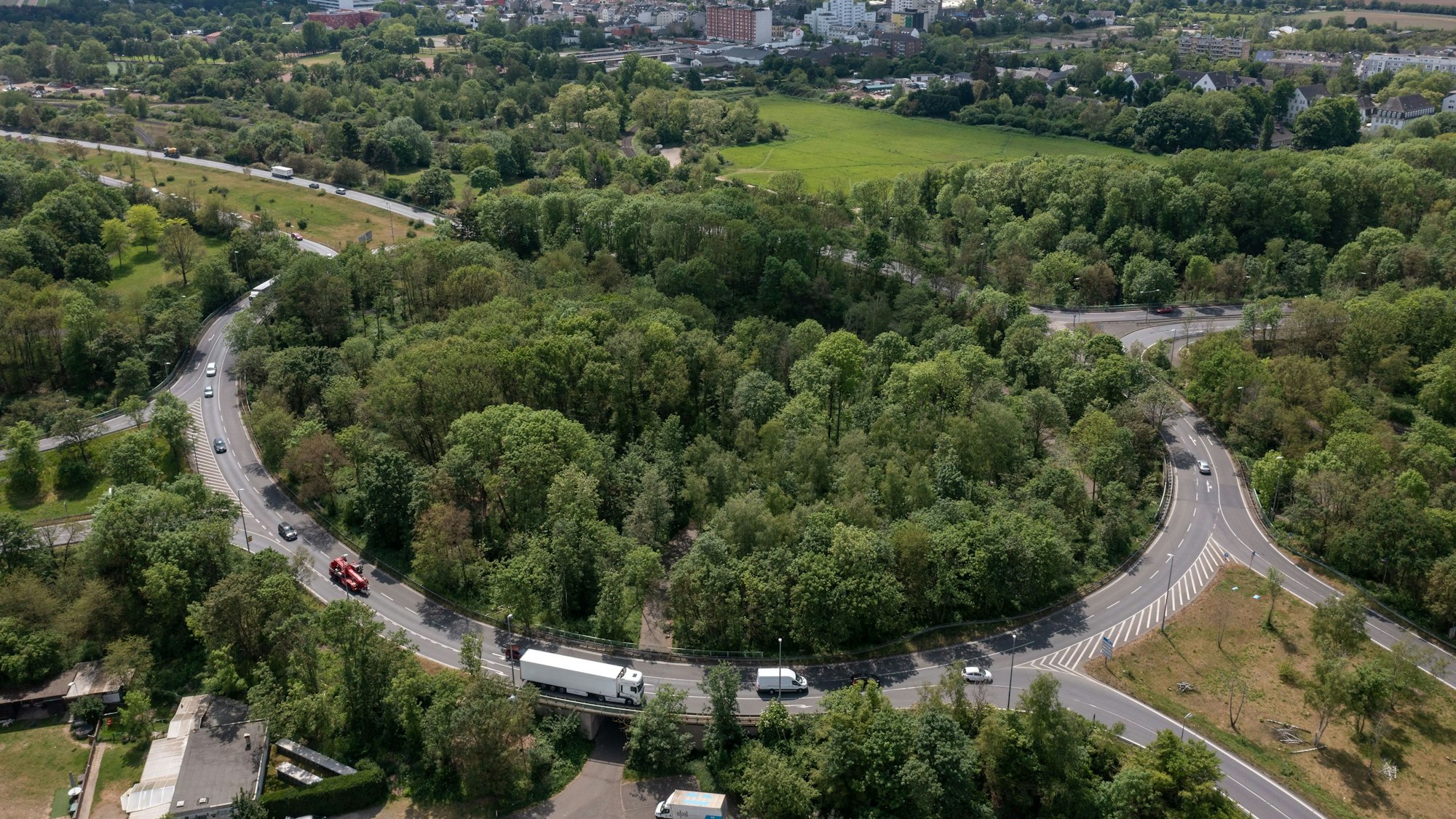 Der Kölner Verkehrsknoten Niehler Ei verbindet die Industriestraße, Bremerhavener Straße und den Kölner Norden. Am Sonntag (18. Februar) ist es zu einem Unfall gekommen. (Symbolbild)