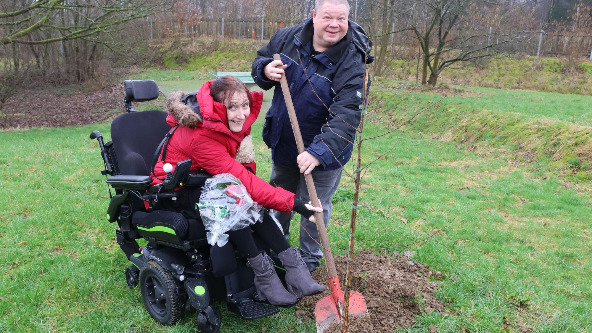 Eine Moorbirke steht nun im Waldbröler Naturerlebnispark Panarbora für die Liebe von Anja und Dirk Bräkelmann. Es ist der dritte Liebesbaum, der auf dem Gelände der bergischen Freizeitattraktion gepflanzt worden ist. Unser Foto zeigt das Paar aus Linnich bei der Arbeit.
