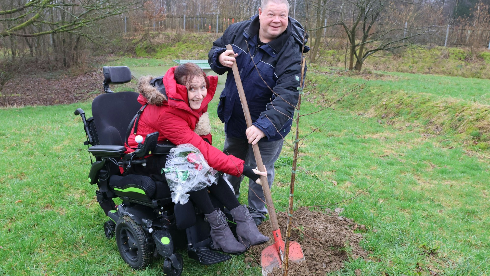 Eine Moorbirke steht nun im Waldbröler Naturerlebnispark Panarbora für die Liebe von Anja und Dirk Bräkelmann. Es ist der dritte Liebesbaum, der auf dem Gelände der bergischen Freizeitattraktion gepflanzt worden ist. Unser Foto zeigt das Paar aus Linnich bei der Arbeit.