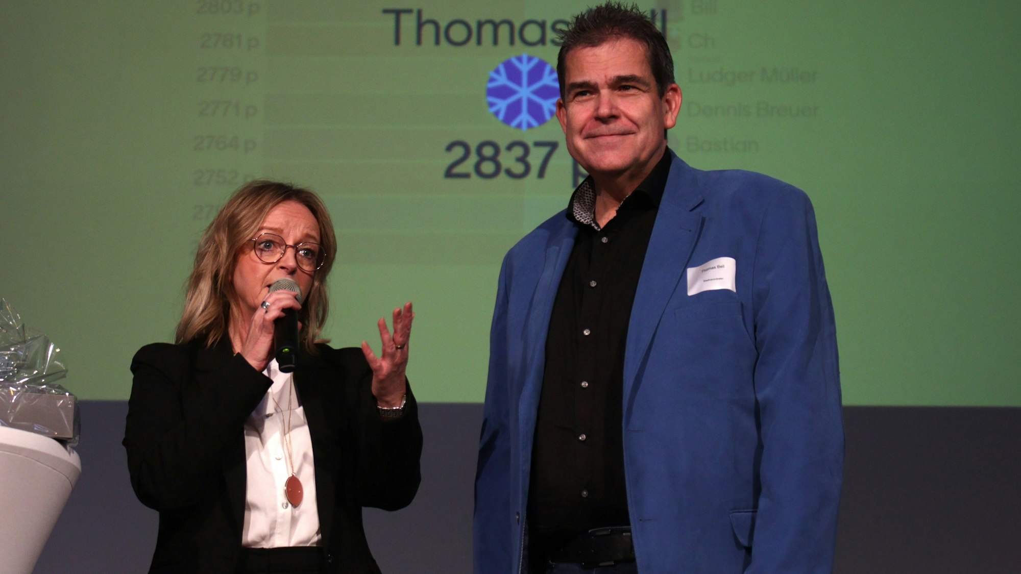 Thomas Bell steht beim Neujahrsempfang 2024 neben Bürgermeisterin Sabine Preiser-Marian.