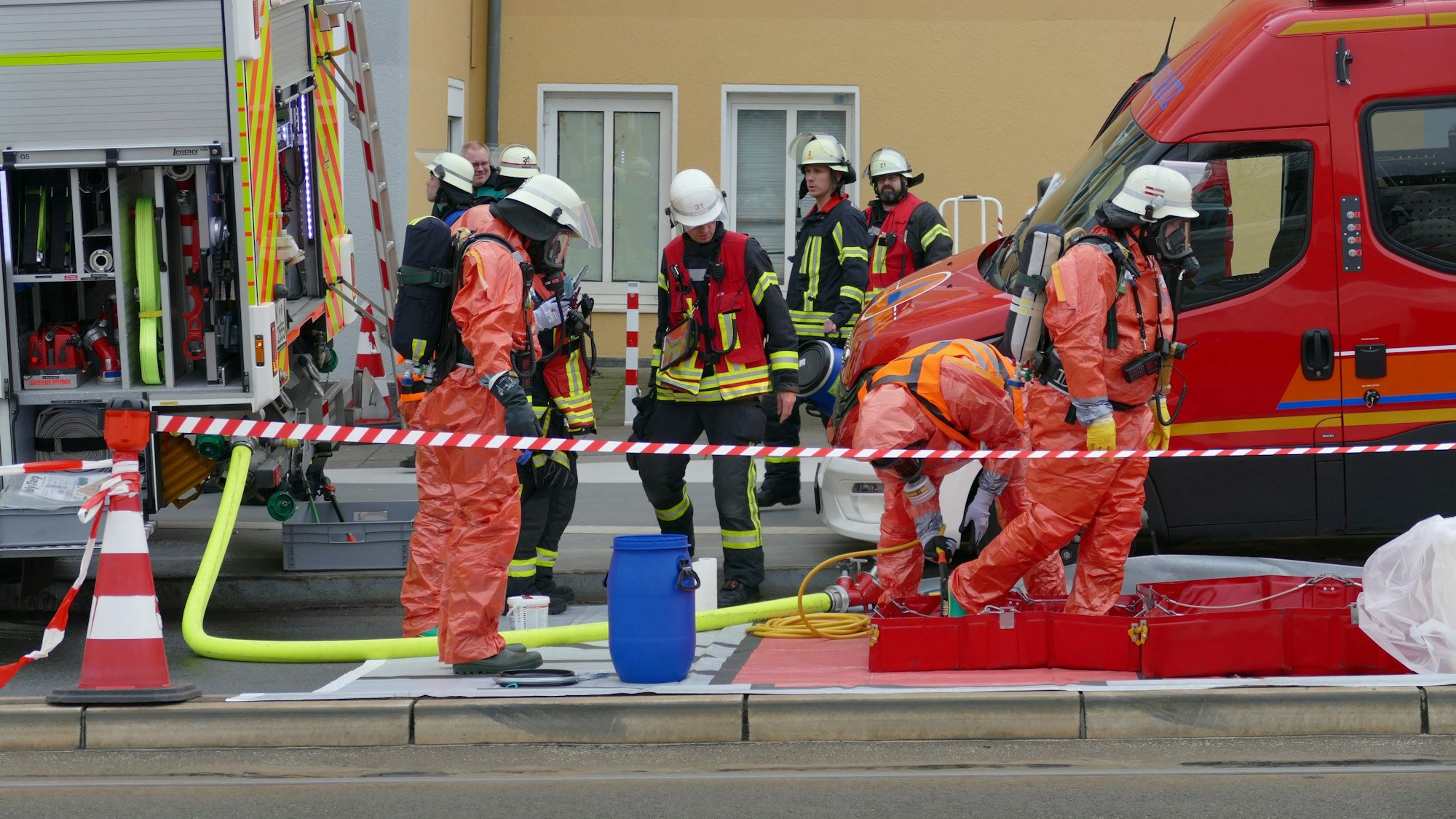 Für die Reinigung der Schutzanzüge wurde ein Dekontaminationsplatz eingerichtet.