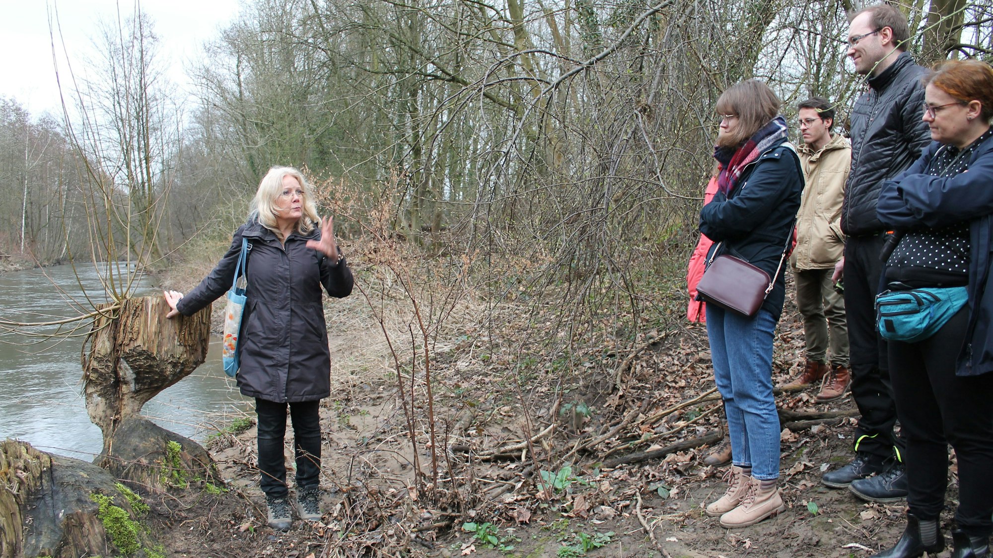 Biber-Expertin Martina Schultze lehrt, Spuren der Nager zu erkennen.