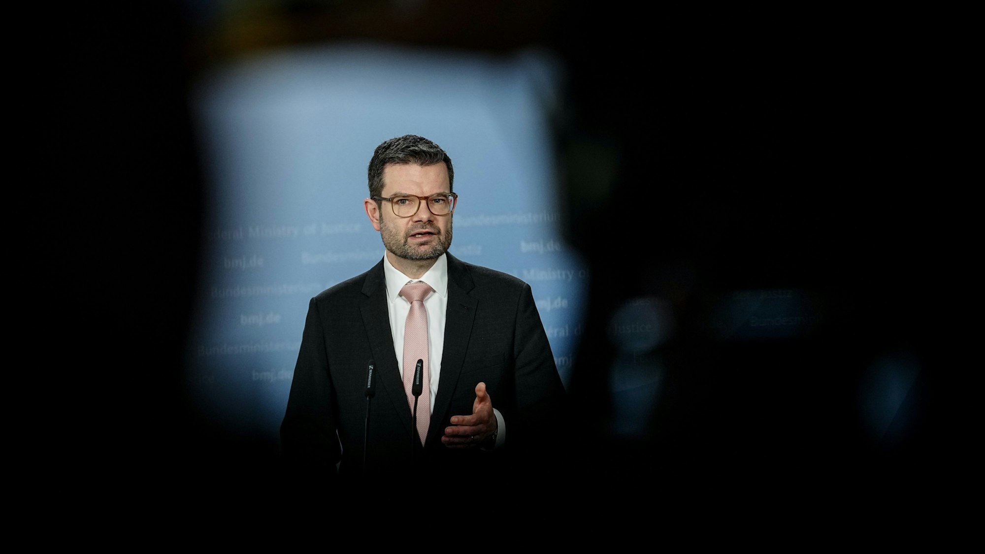 07.02.2024, Berlin: Marco Buschmann (FDP), Bundesminister der Justiz, gibt ein Pressestatement zur Reform des § 184b StGB und zur Richtlinie Gewalt gegen Frauen in seinem Ministerium. (zu dpa: «Bilder von Kindesmissbrauch: Kabinett beschließt Reform der Reform») Foto: Kay Nietfeld/dpa +++ dpa-Bildfunk +++