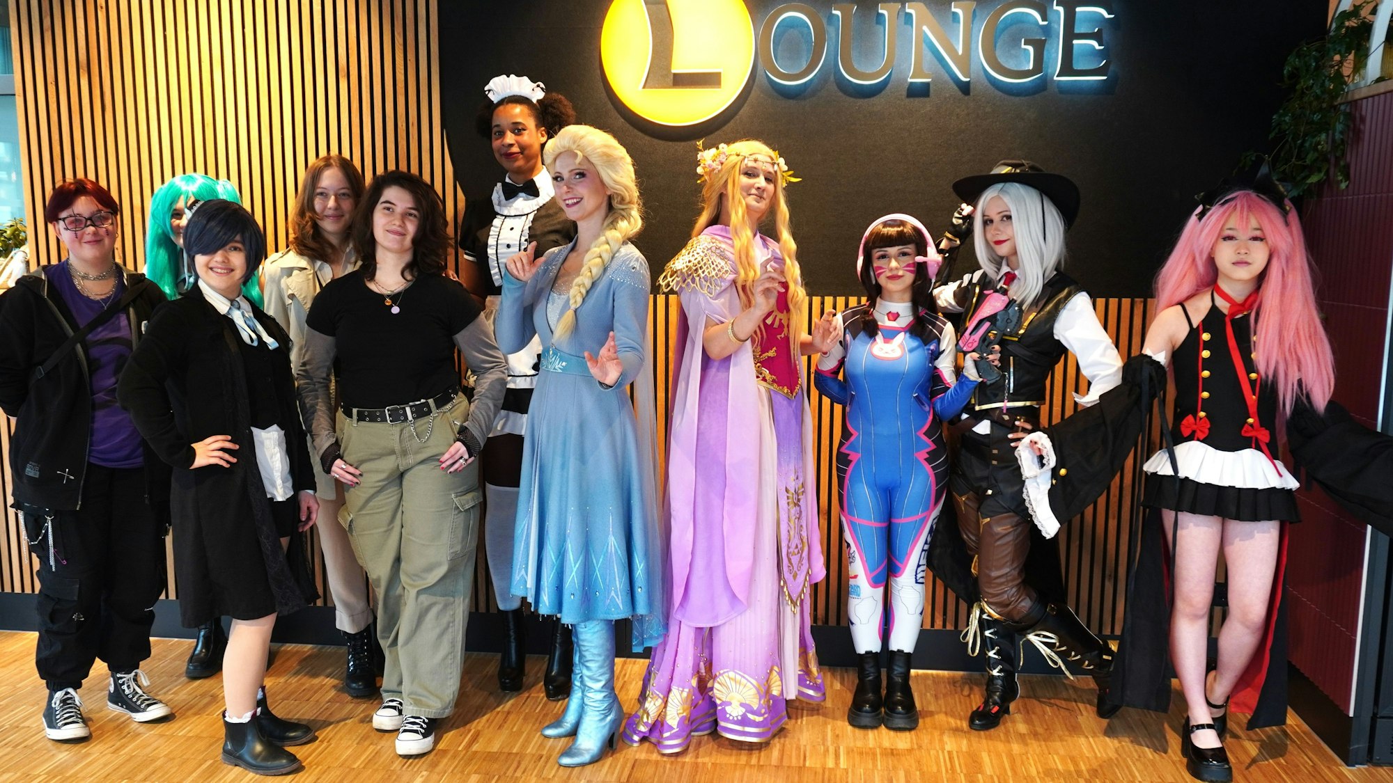 17.02.2024 Für die Cosplayer bot Maria Weingarten (im blauen Kleid) auf der 1. Comic- und Manga-Convention Bergheim einen Workshop an.