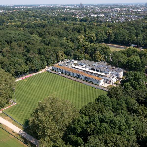 Das Luftbild zeigt das Geißbockheim von oben.