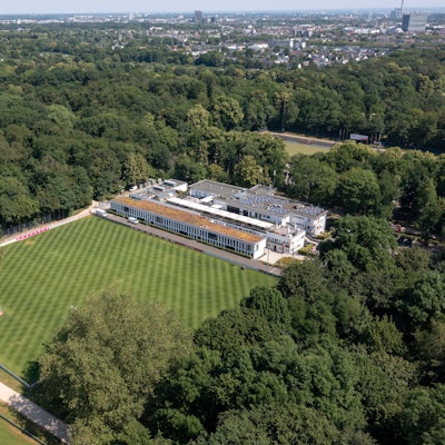Das Luftbild zeigt das Geißbockheim von oben.