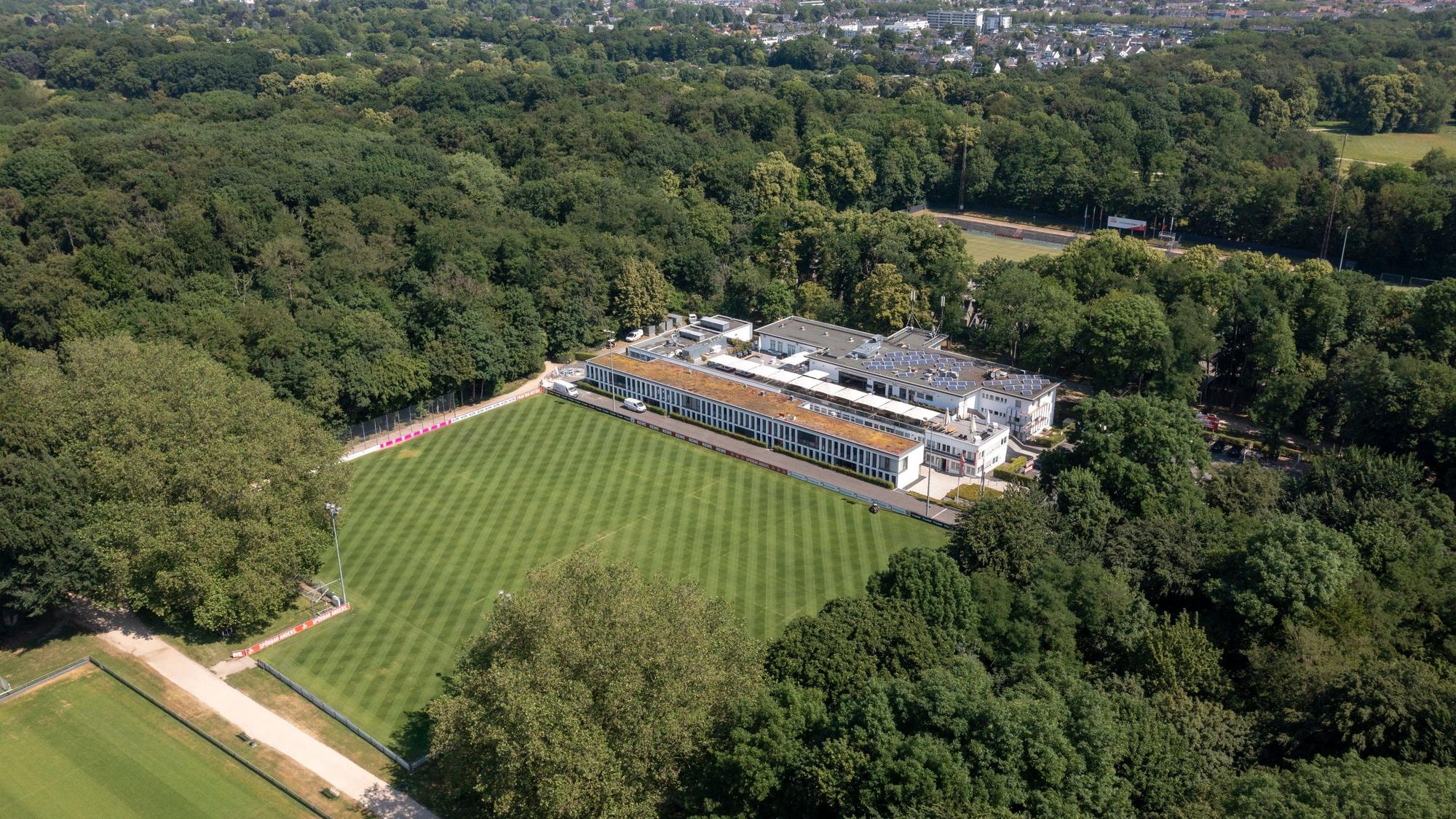Das Luftbild zeigt das Geißbockheim von oben.