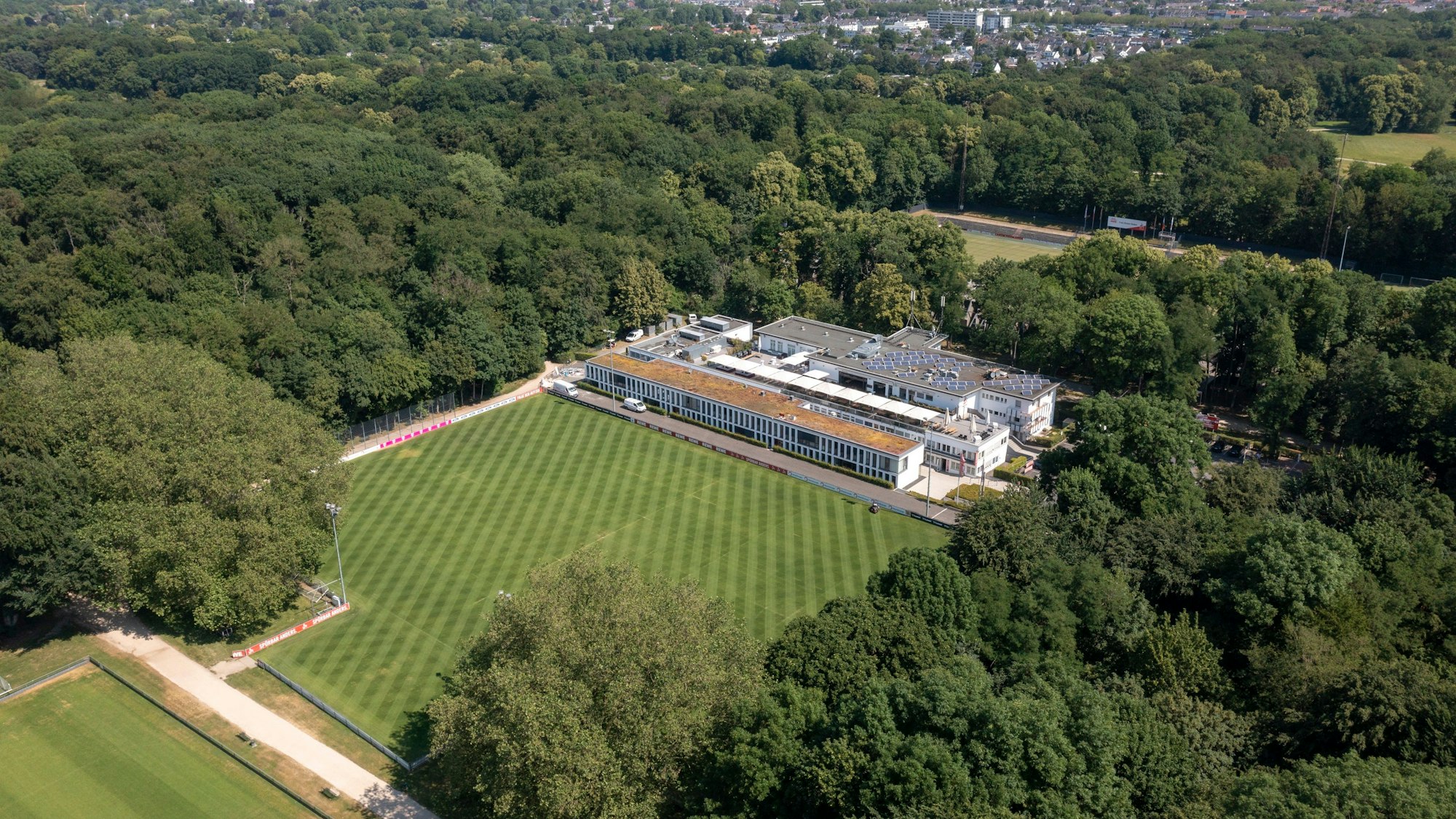 Das Luftbild zeigt das Geißbockheim von oben.