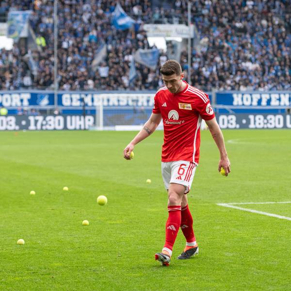 Fans werfen Tennisbälle auf das Spielfeld, hier beim Spiel zwischen Union Berlin und Hoffenheim, um gegen den geplanten Investoreneinstieg bei der DFL zu protestieren.
