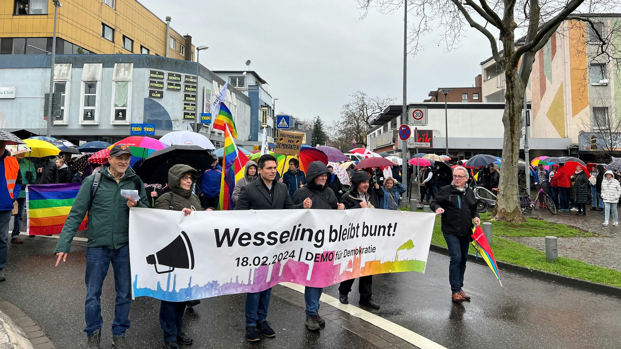 In Wesseling demonstrieren Bürgerinnen und Bürger gegen Rechtsextremismus und für den Erhalt der Demokratie.