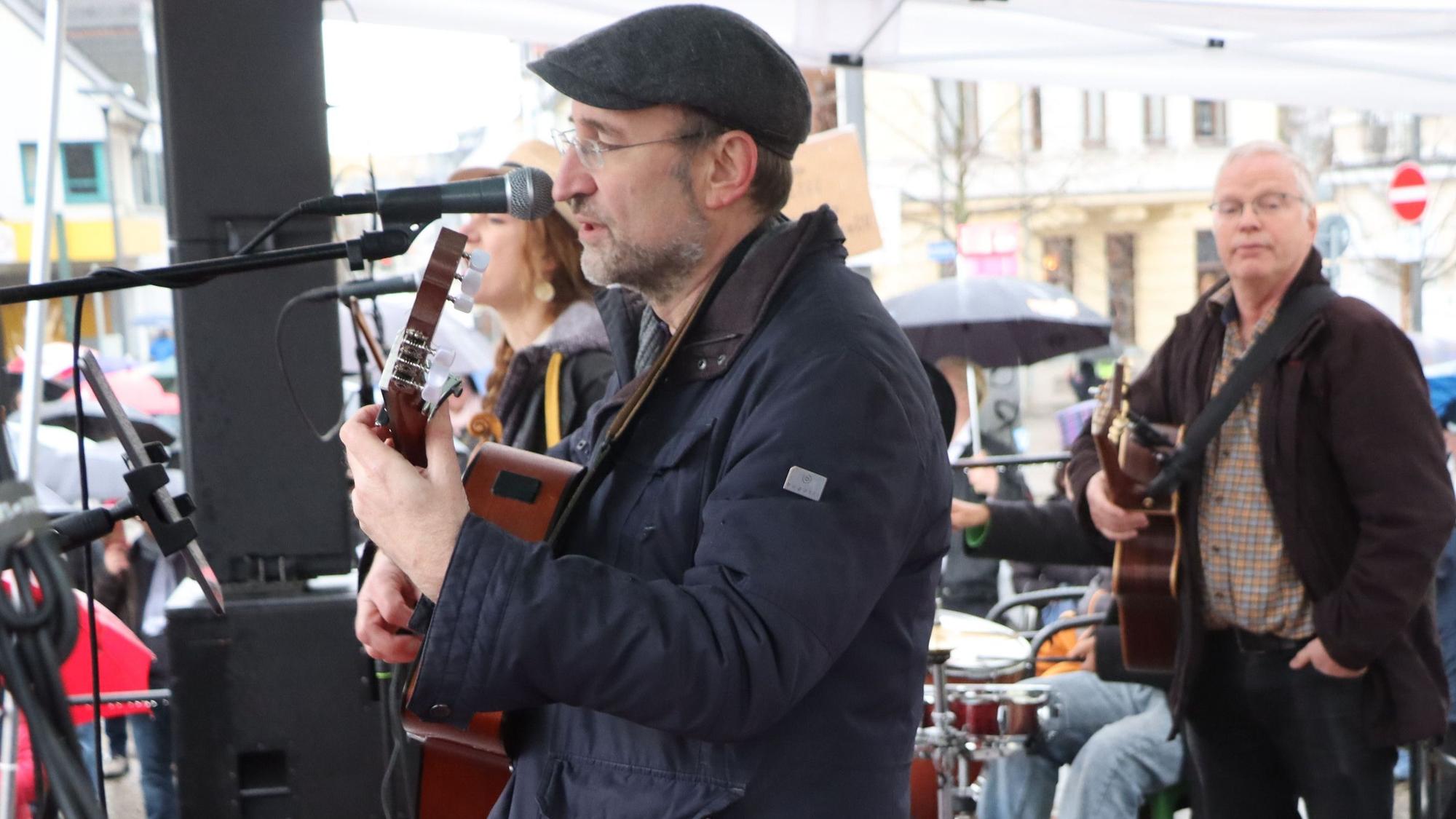 Auf dem Foto sind Musiker der Band Cayu zu sehen.
