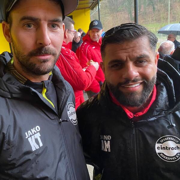 Sportdirektor Kevin Theisen (l.) und Co-Trainer Amir Ali Mostowfi blicken in die Kamera.