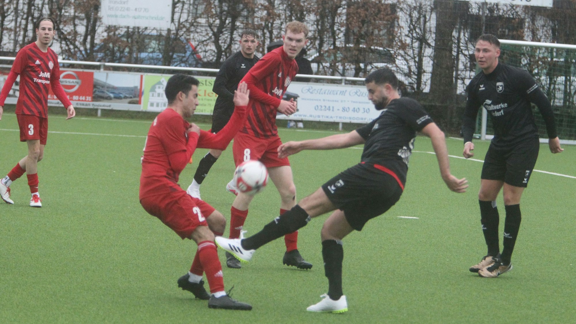 RW Hütte um Charaf Ezzinbi (links) zieht den Kürzeren gegen die SF Troisdorf um Rachid Bouallal.