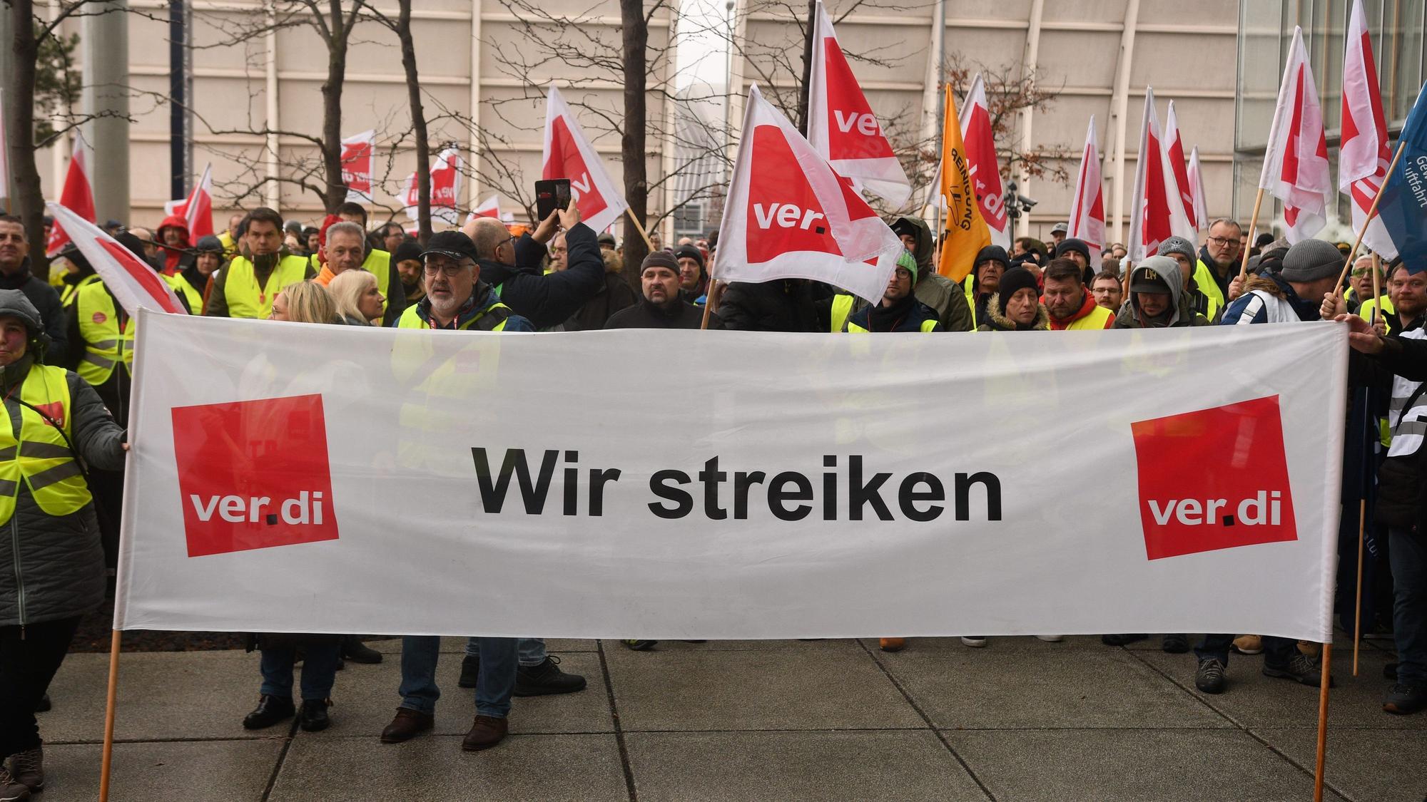 Lufthansa-Streik: Teilnehmerinnen und Teilnehmer bei einer Streik-Kundgebung des Lufthansa-Bodenpersonals Anfang Februar, hier in Frankfurt am Main. (Archivbild)