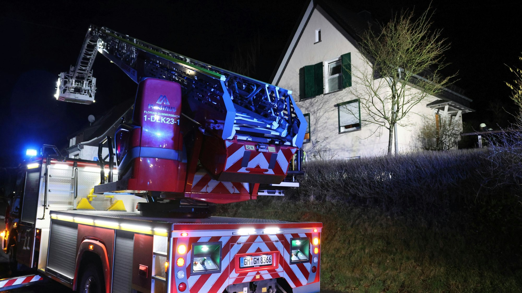Drehleiter im Einsatz beim Kaminbrand auf dem Steinberg, Im Sohl.
